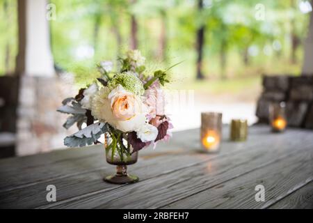 Wunderschöner romantischer Strauß von Hochzeitsblumen in einem Arrangement, das für die Veranstaltung einer reizenden Braut und Bräutigam und der Gäste, die kommen, entworfen wurde. Stockfoto