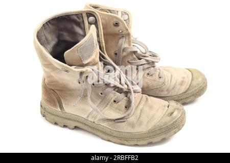 Alte Segelstiefel, isoliert auf weißem Hintergrund Stockfoto