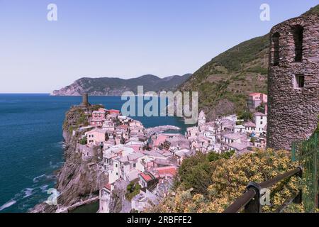 Vernazza Italien 26 2011. April; Dächer und Kirche in Vernazza in einem verblassten Foto im alten Filmstil der 60er Jahre Stockfoto