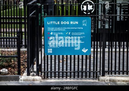 Im Madison Square Park, Manhattan, New York City, NY, USA, könnt ihr beim Little Dog Run die bleifreien Hunde trainieren Stockfoto