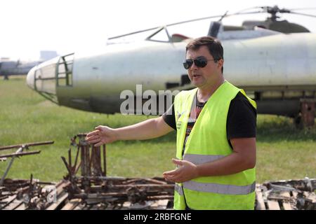 Nicht exklusiv: KIEW, UKRAINE - 06. JULI 2023 - ehemaliger Pilot Oleksii Shtan spricht während einer Presseübersicht über die Überreste der britischen Harricane-Kämpfer von Stockfoto