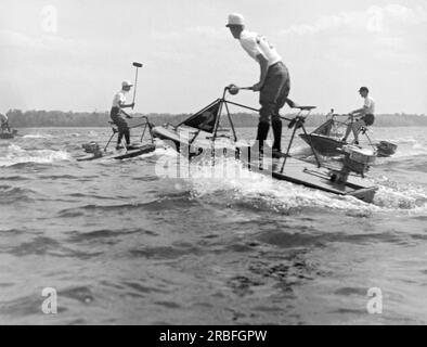 New Jersey: c. 1936 Ein neuer Wassersport, Speedboat Polo, wird unter der Schirmherrschaft der South Jersey Speedboat Association gespielt. Leckereien und Nervenkitzel tragen zur Spannung bei. Stockfoto