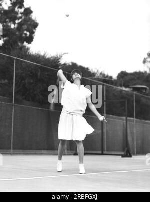 Pasadena, Kalifornien: März 1930 Helen Wills Moody übt für das jährliche Huntington Invitational Tennis Tournament für ihr erstes Spiel seit ihrer letzten Hochzeit. Mrs. Moody hat den Titel gewonnen. Stockfoto