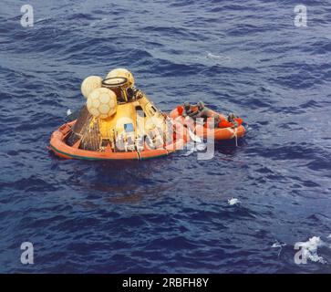Pazifik: 24. Juli 1969 die drei Apollo Crewmen, Neil Armstrong, Michael Collins und Eddrin 'Buzz' Alwarts, werden nach dem Absturz der Mondmission Apollo 11 von einem Navy Helikopter von der USS Hornet abgeholt. Der vierte Mann im Rettungsschiff ist ein US-amerikanischer Unterwasserschwimmer der Navy. Alle vier Männer tragen biologische Isolationskleidung. Stockfoto