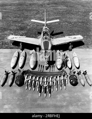 Vereinigte Staaten: 1950 Eine Republik F-84F Thunderstreak-Kampfbomber mit ihren Waffen vorne auf dem Boden und Treibstofftanks hinten. Enthalten sind sechs .50 Kaliber Maschinengewehre mit Munition Gürtel und erste Reihe, l-r: Zwei 1.000 Pfund Bomben, eine 2.000 Pfund Bombe, 24 5 Zoll Flugzeugraketen, eine 2.000 Pfund Bombe und zwei 1.000 Pfund Bomben. In der hinteren Reihe sind die Kraftstofftanks. Er kann auch die Atombombe tragen. Stockfoto