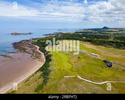 North Berwick, Schottland, Vereinigtes Königreich, 9. Juli 2023. Der Renaissance Club-Golfplatz in der Nähe von North Berwick in East Lothian, der diese Woche für das Golfturnier Genesis Scottish Open 2023 vorbereitet wird, aus der Vogelperspektive aus der Vogelperspektive. Die Veranstaltung findet ab dem 13-16 . Juli statt und hat ein erstklassiges Golffeld angezogen . BILD; Ansicht des Signatur-13.-Lochs. Iain Masterton/Alamy Live News Stockfoto