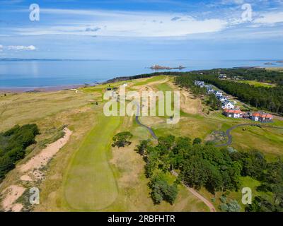 North Berwick, Schottland, Vereinigtes Königreich, 9. Juli 2023. Der Renaissance Club-Golfplatz in der Nähe von North Berwick in East Lothian, der diese Woche für das Golfturnier Genesis Scottish Open 2023 vorbereitet wird, aus der Vogelperspektive aus der Vogelperspektive. Die Veranstaltung findet ab dem 13-16 . Juli statt und hat ein erstklassiges Golffeld angezogen . Iain Masterton/Alamy Live News Stockfoto