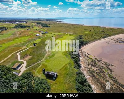 North Berwick, Schottland, Vereinigtes Königreich, 9. Juli 2023. Der Renaissance Club-Golfplatz in der Nähe von North Berwick in East Lothian, der diese Woche für das Golfturnier Genesis Scottish Open 2023 vorbereitet wird, aus der Vogelperspektive aus der Vogelperspektive. Die Veranstaltung findet ab dem 13-16 . Juli statt und hat ein erstklassiges Golffeld angezogen . BILD; Ansicht des Signatur-13.-Lochs. Iain Masterton/Alamy Live News Stockfoto