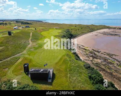 North Berwick, Schottland, Vereinigtes Königreich, 9. Juli 2023. Der Renaissance Club-Golfplatz in der Nähe von North Berwick in East Lothian, der diese Woche für das Golfturnier Genesis Scottish Open 2023 vorbereitet wird, aus der Vogelperspektive aus der Vogelperspektive. Die Veranstaltung findet ab dem 13-16 . Juli statt und hat ein erstklassiges Golffeld angezogen . BILD; Ansicht des Signatur-13.-Lochs. Iain Masterton/Alamy Live News Stockfoto