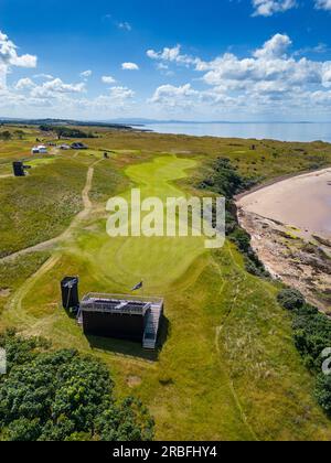 North Berwick, Schottland, Vereinigtes Königreich, 9. Juli 2023. Der Renaissance Club-Golfplatz in der Nähe von North Berwick in East Lothian, der diese Woche für das Golfturnier Genesis Scottish Open 2023 vorbereitet wird, aus der Vogelperspektive aus der Vogelperspektive. Die Veranstaltung findet ab dem 13-16 . Juli statt und hat ein erstklassiges Golffeld angezogen . BILD; Ansicht des Signatur-13.-Lochs. Iain Masterton/Alamy Live News Stockfoto