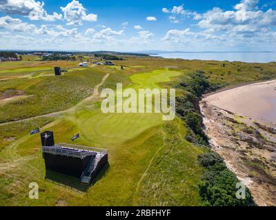 North Berwick, Schottland, Vereinigtes Königreich, 9. Juli 2023. Der Renaissance Club-Golfplatz in der Nähe von North Berwick in East Lothian, der diese Woche für das Golfturnier Genesis Scottish Open 2023 vorbereitet wird, aus der Vogelperspektive aus der Vogelperspektive. Die Veranstaltung findet ab dem 13-16 . Juli statt und hat ein erstklassiges Golffeld angezogen . BILD; Ansicht des Signatur-13.-Lochs. Iain Masterton/Alamy Live News Stockfoto