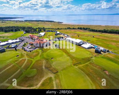 North Berwick, Schottland, Vereinigtes Königreich, 9. Juli 2023. Der Renaissance Club-Golfplatz in der Nähe von North Berwick in East Lothian, der diese Woche für das Golfturnier Genesis Scottish Open 2023 vorbereitet wird, aus der Vogelperspektive aus der Vogelperspektive. Die Veranstaltung findet ab dem 13-16 . Juli statt und hat ein erstklassiges Golffeld angezogen . BILD; Blick auf das Clubhaus und das Meisterschaftsdorf rund um das 18. Grün. Iain Masterton/Alamy Live News Stockfoto