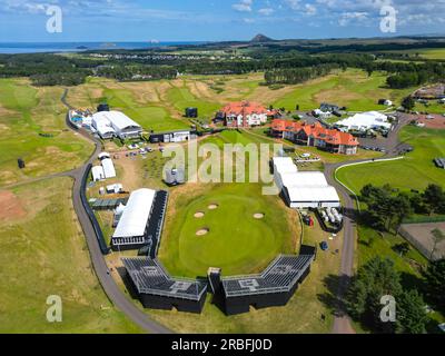 North Berwick, Schottland, Großbritannien. 9. Juli 2023 Der Renaissance Club-Golfplatz in der Nähe von North Berwick in East Lothian, der diese Woche für das Golfturnier Genesis Scottish Open 2023 vorbereitet wird, aus der Vogelperspektive aus der Vogelperspektive. Die Veranstaltung findet ab dem 13-16 . Juli statt und hat ein erstklassiges Golffeld angezogen . BILD; Blick auf das Clubhaus und das Meisterschaftsdorf. Iain Masterton/Alamy Live News Stockfoto