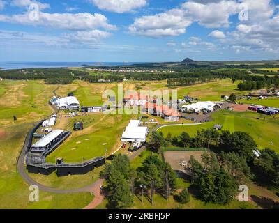 North Berwick, Schottland, Vereinigtes Königreich, 9. Juli 2023. Der Renaissance Club-Golfplatz in der Nähe von North Berwick in East Lothian, der diese Woche für das Golfturnier Genesis Scottish Open 2023 vorbereitet wird, aus der Vogelperspektive aus der Vogelperspektive. Die Veranstaltung findet ab dem 13-16 . Juli statt und hat ein erstklassiges Golffeld angezogen . BILD; Blick auf das Clubhaus und das Meisterschaftsdorf. Iain Masterton/Alamy Live News Stockfoto