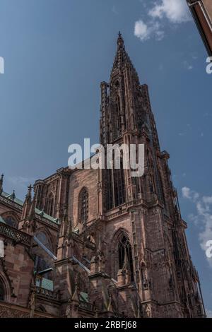 Straßburg, Frankreich - 06 26 2023: Straßburger Kathedrale: Blick auf die Kathedrale und die Stadt von unten Stockfoto