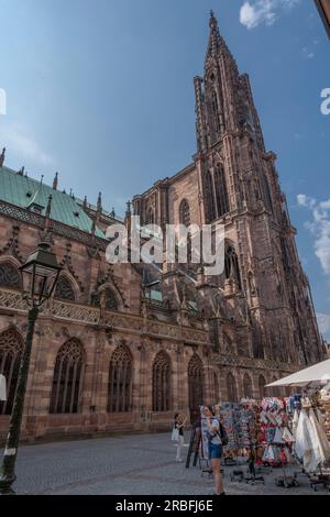Straßburg, Frankreich - 06 26 2023: Straßburger Kathedrale: Blick auf die Kathedrale und die Stadt von unten Stockfoto