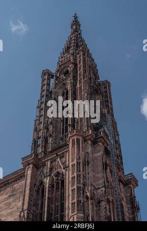 Straßburg, Frankreich - 06 26 2023: Straßburger Kathedrale: Blick auf die Kathedrale und die Stadt von unten Stockfoto