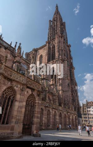 Straßburg, Frankreich - 06 26 2023: Straßburger Kathedrale: Blick auf die Kathedrale und die Stadt von unten Stockfoto