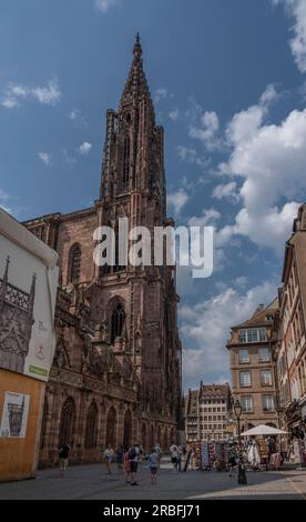 Straßburg, Frankreich - 06 26 2023: Straßburger Kathedrale: Blick auf die Kathedrale und die Stadt von unten Stockfoto