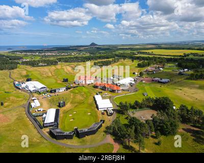 North Berwick, Schottland, Vereinigtes Königreich, 9. Juli 2023. Der Renaissance Club-Golfplatz in der Nähe von North Berwick in East Lothian, der diese Woche für das Golfturnier Genesis Scottish Open 2023 vorbereitet wird, aus der Vogelperspektive aus der Vogelperspektive. Die Veranstaltung findet ab dem 13-16 . Juli statt und hat ein erstklassiges Golffeld angezogen . BILD; Blick auf das Clubhaus und das Meisterschaftsdorf. Iain Masterton/Alamy Live News Stockfoto