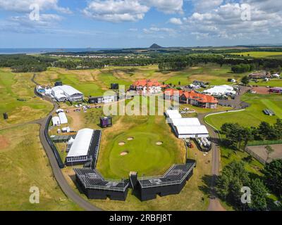 North Berwick, Schottland, Vereinigtes Königreich, 9. Juli 2023. Der Renaissance Club-Golfplatz in der Nähe von North Berwick in East Lothian, der diese Woche für das Golfturnier Genesis Scottish Open 2023 vorbereitet wird, aus der Vogelperspektive aus der Vogelperspektive. Die Veranstaltung findet ab dem 13-16 . Juli statt und hat ein erstklassiges Golffeld angezogen . BILD; Blick auf das Clubhaus und das Meisterschaftsdorf. Iain Masterton/Alamy Live News Stockfoto