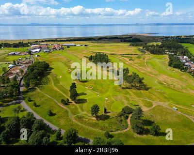 North Berwick, Schottland, Vereinigtes Königreich, 9. Juli 2023. Der Renaissance Club-Golfplatz in der Nähe von North Berwick in East Lothian, der diese Woche für das Golfturnier Genesis Scottish Open 2023 vorbereitet wird, aus der Vogelperspektive aus der Vogelperspektive. Die Veranstaltung findet ab dem 13-16 . Juli statt und hat ein erstklassiges Golffeld angezogen . ABBILDUNG; Ansicht der 1t- und 2.-Bohrungen. Iain Masterton/Alamy Live News Stockfoto