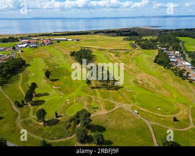 North Berwick, Schottland, Vereinigtes Königreich, 9. Juli 2023. Der Renaissance Club-Golfplatz in der Nähe von North Berwick in East Lothian, der diese Woche für das Golfturnier Genesis Scottish Open 2023 vorbereitet wird, aus der Vogelperspektive aus der Vogelperspektive. Die Veranstaltung findet ab dem 13-16 . Juli statt und hat ein erstklassiges Golffeld angezogen . ABBILDUNG; Ansicht der 1t- und 2.-Bohrungen. Iain Masterton/Alamy Live News Stockfoto