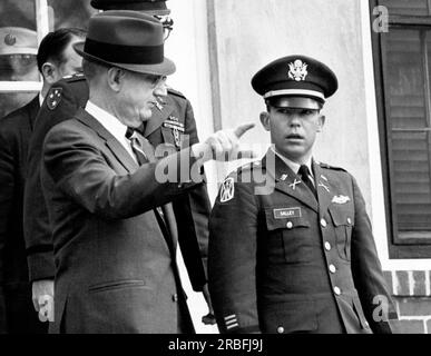 Fort Benning, Georgia: 11. Februar 1970: Zivilanwalt George Latimer nimmt Gesten wahr, während er seinen Klienten, Army LT. William C. Calley, nach einer Anhörung vor dem Gerichtsverfahren in Calley wegen des mutmaßlichen Mordes an 109 viernamesischen Zivilisten im Dorf My Lai im März 1978 eskortiert. Stockfoto