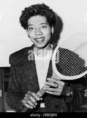 USA: 1956 Ein Porträt von Althea Gibson mit einem Tennisschläger. Stockfoto