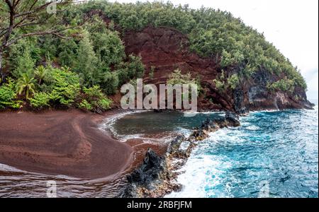 Roter Sandstrand in der Nähe von Hana auf Maui Island Stockfoto