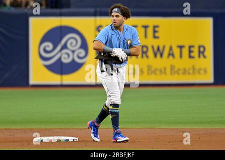 Tampa, Usa. 09. Juli 2023. Jonathan Aranda von Tampa Bay Rays legt seine Schlagausrüstung während einer sogenannten Auszeit ab, nachdem er während der ersten Inning eines Baseballspiels auf dem Tropicana Field in St. einen zweistufigen Doppellauf mit dem Atlanta Braves Starter Bryce Elder geschlagen hat Petersburg, Florida, am Sonntag, den 9. Juli 2023. Foto: Steve Nesius/UPI. Kredit: UPI/Alamy Live News Stockfoto