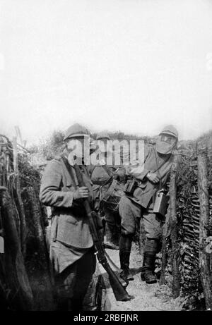 Frankreich, ca. 1915 französische Soldaten tragen Gasmasken in ihren Gräben. Stockfoto