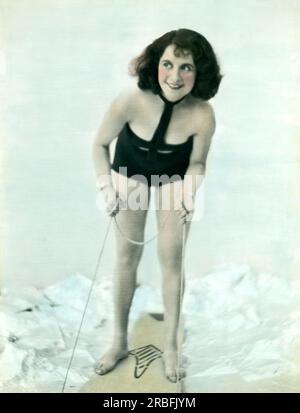 Vereinigte Staaten: 1930 Diese Schönheit sieht in diesem Studiobild bereit aus, auf den Wellen zu reiten. Halb Wasserflugzeug, halb Surfbrett, ihr wilder Badeanzug steht für die Zukunft des Wellenreitens. Stockfoto