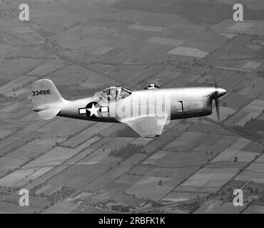 Vereinigte Staaten: 1944 ein in-Flight-View eines Bell-Flugzeugs XP-77 Prototyp, der von der US Army Air Force verwendet werden soll. Es wurde größtenteils aus nicht strategisch wertvollem Holz gebaut, aber es wurden nur zwei gebaut, bevor das Projekt in den Ruhestand ging. Stockfoto