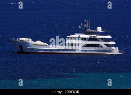 Luxusyacht weit entfernt vor Anker in Palau, Sardinien, Italien, juli 2023 Stockfoto