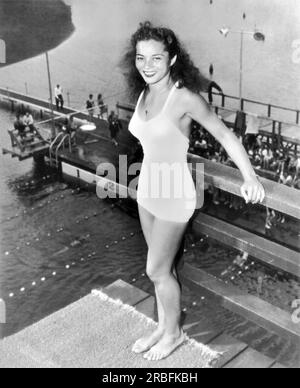 Shakamak State Park, Indiana: 16. August 1946 Vicki Manalo Draves aus San Francisco wartet auf ihre Teilnahme am High Platform Diving Event im National A.U. Women's Competition. Sie gewann den drei-Meter-Wettbewerb für Frauen in der Mittelstufe und gewann bei den Olympischen Sommerspielen 1948 in London Goldmedaillen für die Vereinigten Staaten, sowohl beim Bahnsteig- als auch Sprungbretttauchen. Stockfoto