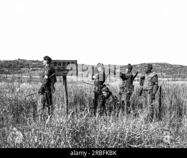 Korea: 6. Dezember 1962 Mitglieder eines US-amerikanischen Die Streifenpolizei hält an der Militärdemarkationslinie für einen Blick nach Nordkorea. Stockfoto