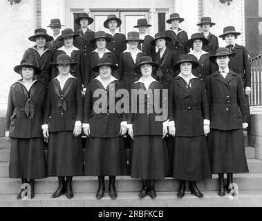 Vallejo, Kalifornien: 1918 Frauen Yeoman vor den USA Marinekrankenhaus auf der Insel Mare. Beachten Sie, wie ihre Hüte auf unterschiedliche Weise geformt wurden. Mit ein paar Hutbändern, die mit "U.S. Navy" gekennzeichnet sind. Und andere sind mit "U.S." gekennzeichnet Marine Reserve“. Stockfoto