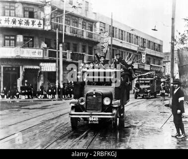 Shanghai, China: 1937. Japanische Marines sind auf dem Weg von ihren Schiffen in die Action im Kampf um Shanghai. Stockfoto