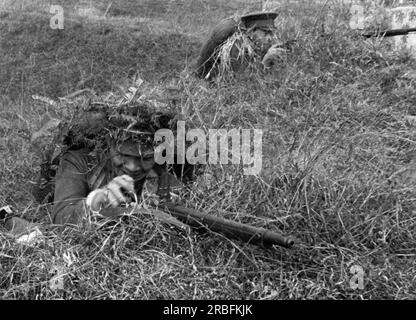 Canton, China: ca. 1936 chinesische Frauen Soldaten getarnt in einem Feld, das gegen die Japaner kämpft Stockfoto