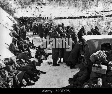Hagaru-ri, Korea: Dezember 1950 Marines bereiten sich auf den langen Weg zum Meer nach Kämpfen am Chosin Reservoir vor. Sie waren erstaunt, dass man ihnen sagte, sie sollen sich zurückziehen, nachdem sie 3 chinesische Divisionen abgewiesen hatten. Stockfoto