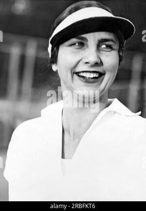 Berkeley, Kalifornien: 20. Dezember 1929 Tennismeisterin Helen Wills lächelt, wenn sie zu Hause Tennis spielt. Sie wird bald mit Frederick Moody verheiratet sein. Stockfoto