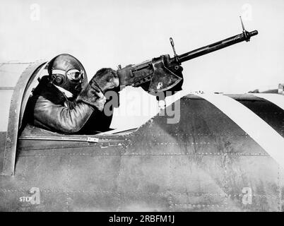 Hempstead, New York: c. 1933 Ein Eisiger Army Air Corp sarsergeant im Cockpit eines Kampfflugzeugs während der Wintermanöver am Mitchell Field auf Long Island. Er ist gekleidet, um bei Null Wetter in einem offenen Cockpit zu fliegen. Stockfoto