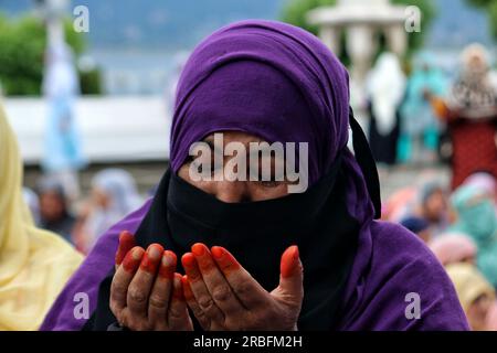 Srinagar, Indien. 07. Juli 2023. 07. Juli 2023, Srinagar Kaschmir, Indien: Eine muslimische Frau aus Kashmiri betet, während sie darauf wartet, dass der Oberpriester ein Relikt zeigt, von dem angenommen wird, dass es ein Haar vom Bart des Propheten Mohammad war, während besonderer Gebete zum Todestag von Hazrat Usman Ghani, dem dritten Kalif des Islam, am Hazratbal-Schrein in Srinagar. Am 07. Juli 2023 in Srinagar Kaschmir, Indien. (Foto: Firdous Nazir/Eyepix Group) Kredit: Eyepix Group/Alamy Live News Stockfoto