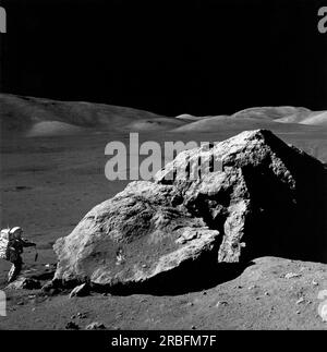 Mond: 12. Dezember 1972 Astronaut Harrison Schmitt, Pilot des Mondmoduls, steht neben einem riesigen Felsbrocken während der dritten außerfahrbaren Aktivität Apollo 17 im Taurus-Littrow-Tal. Stockfoto