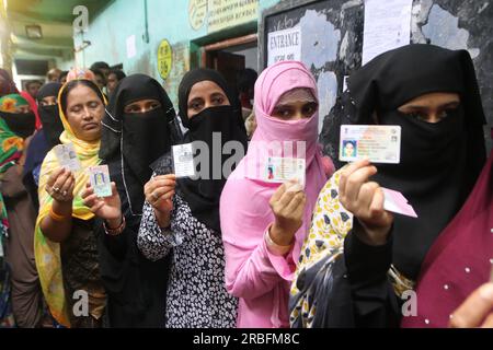 Howrah, Indien. 08. Juli 2023. 08. Juli 2023, Howrah, Indien: Am 8. Juli 2023 in Kalkutta, Indien, stellen sich die Menschen in einer Schlange an einem Wahllokal an, um bei den "Panchayat"-Wahlen in Westbengalen oder bei den Kommunalwahlen am Stadtrand von Kalkutta ihre Stimme abzugeben. (Foto von Dipa Chakraborty/Kredit: Eyepix Group/Alamy Live News Stockfoto