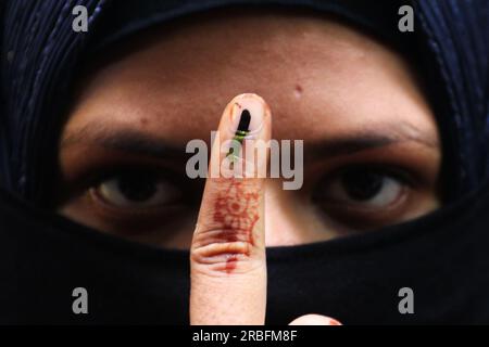 Howrah, Indien. 08. Juli 2023. 08. Juli 2023, Howrah, Indien: Ein muslimischer Wähler zeigt seinen Finger mit unauslöschlicher Tinte markiert, nachdem er seine Stimmen für die "Panchayat"- oder Kommunalwahlen in Westbengalen am 8. Juli 2023 in Kalkutta, Indien, abgegeben hat. (Foto von Dipa Chakraborty/Kredit: Eyepix Group/Alamy Live News Stockfoto