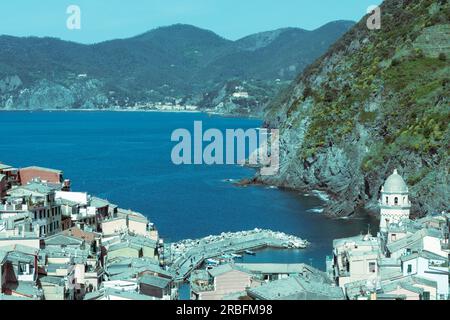 Vernazza Italien 26 2011. April; Dächer und Kirche in Vernazza in verblassten 60er Jahren Fotoeffekten im alten Filmstil Stockfoto