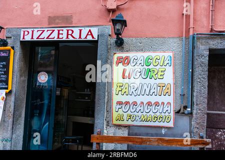 Vernazza Italien - 26 2011. April; Schilder an der Außenwand der Pizzeria mit Menüangeboten Stockfoto