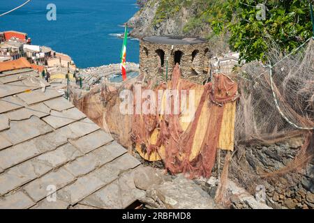 Vernazza Italien - 26 2011. April; Fischernetze trocknen über dem historischen italienischen Fischerdorf Stockfoto